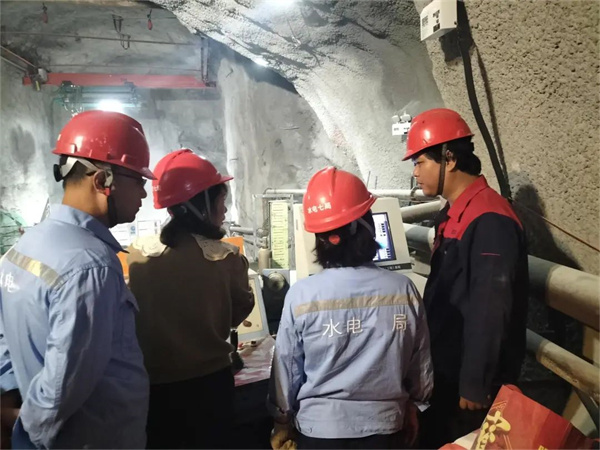 直擊安裝現場｜水蜜桃免费视频精工精匠，築起水電係統生產安全堡壘！